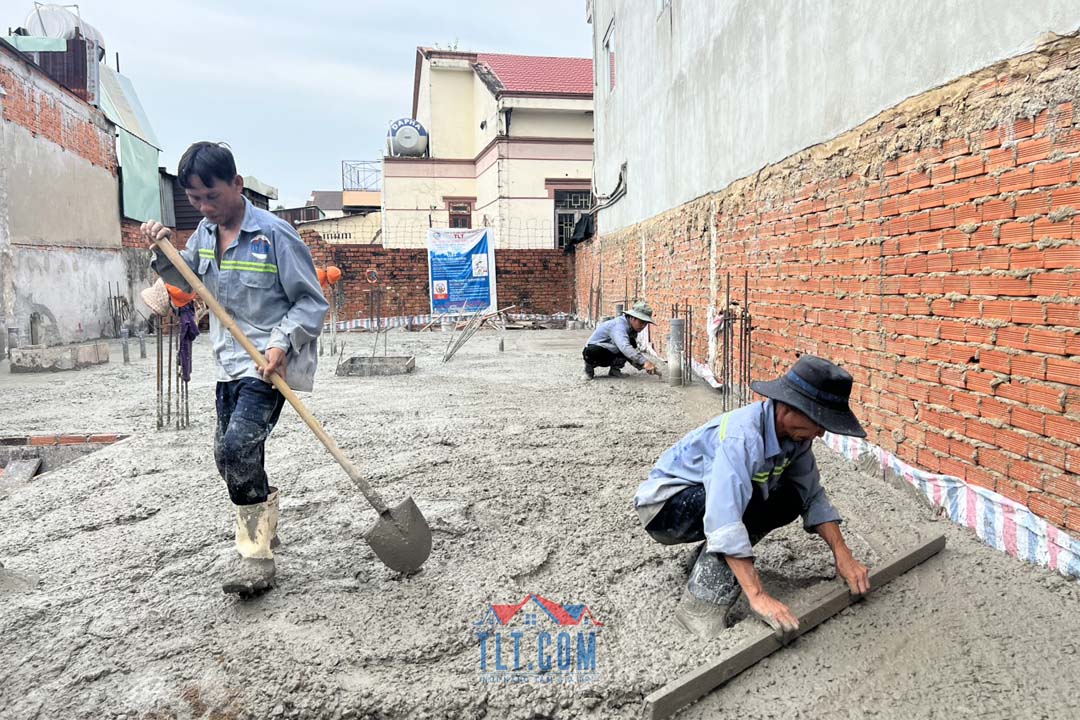 Xoa phẳng bề mặt bê tông sau khi đổ