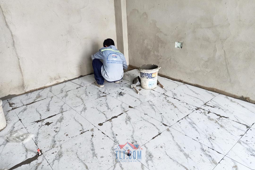 Thi c&ocirc;ng l&aacute;t ốp gạch