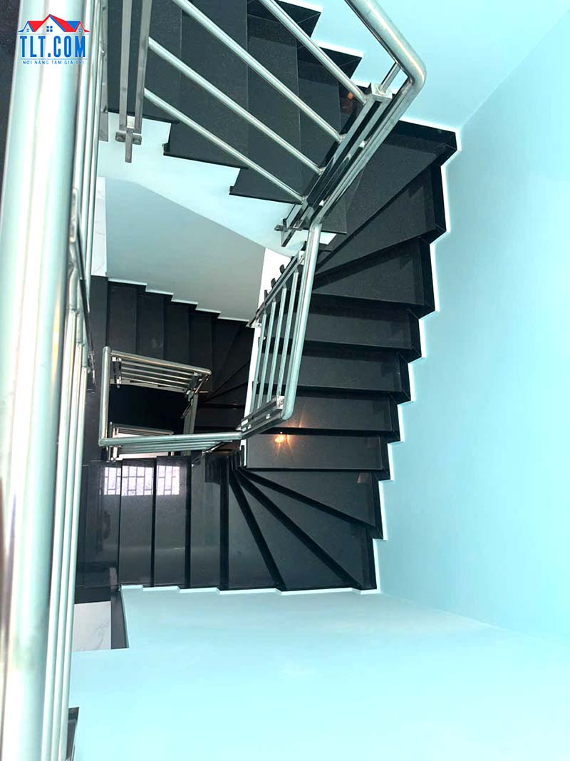 1 góc nhìn của cầu thang bộ từ trên cao xuống