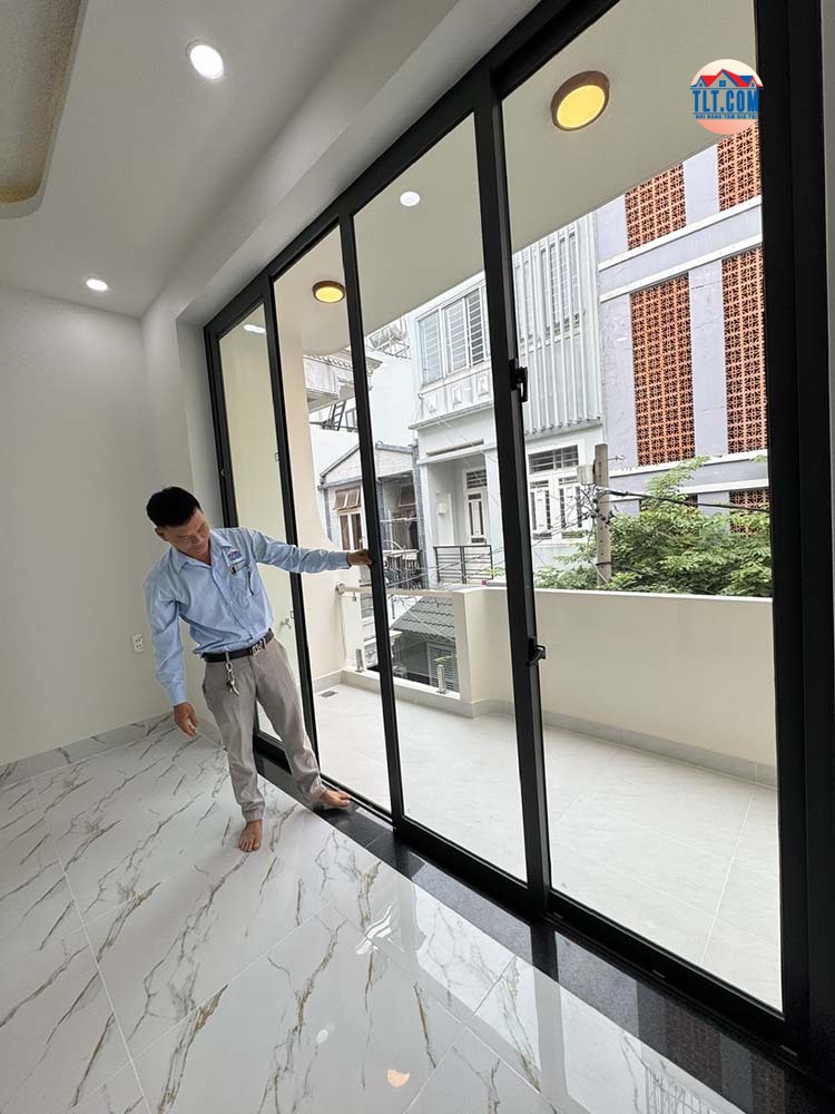B&agrave;n giao nh&agrave; 1 trệt 2 lầu
