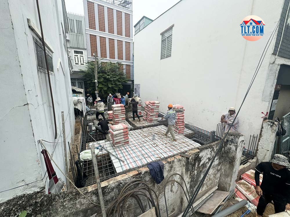 Thi c&ocirc;ng x&acirc;y dựng nh&agrave; phần th&ocirc;