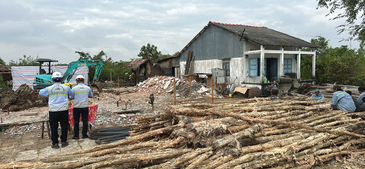 Khởi c&ocirc;ng x&acirc;y dựng nh&agrave;