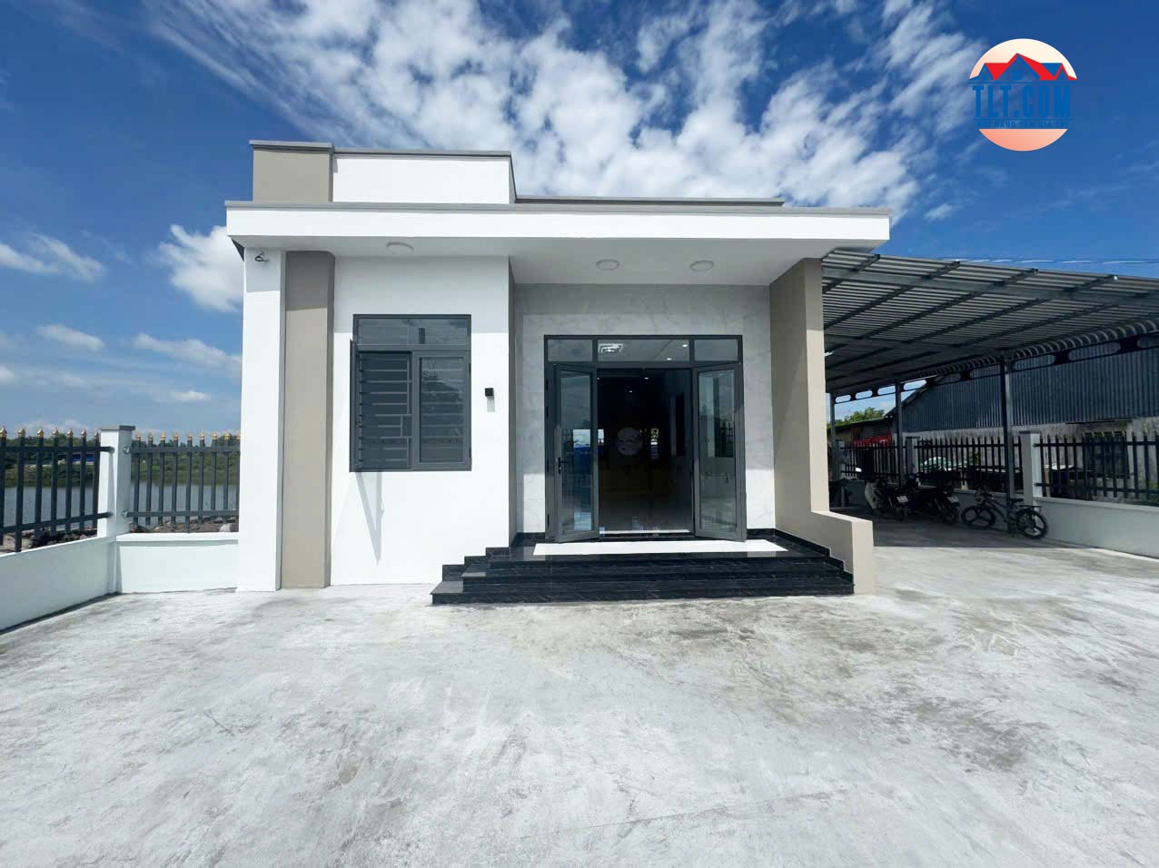 Mặt tiền khu&ocirc;n vi&ecirc;n nh&agrave; cấp 4