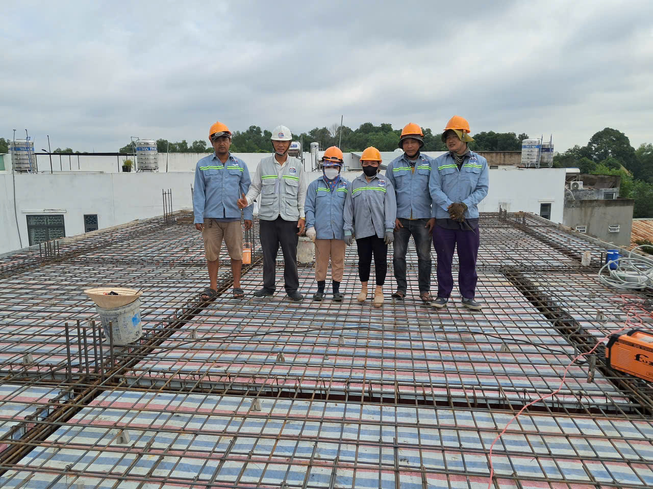 đội ngũ thi c&ocirc;ng x&acirc;y dựng nh&agrave;