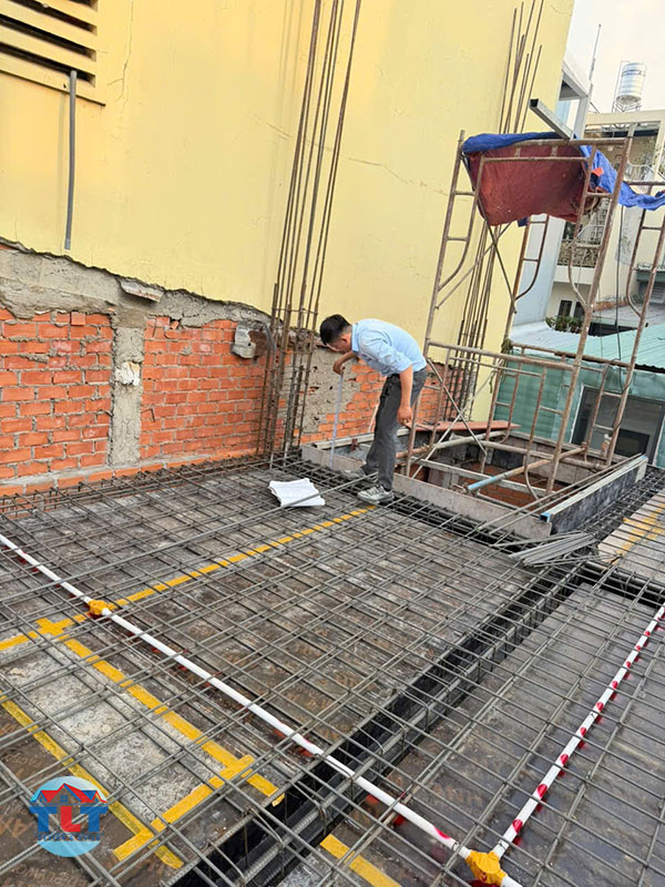 kỹ sư giám sát tiến độ công trình