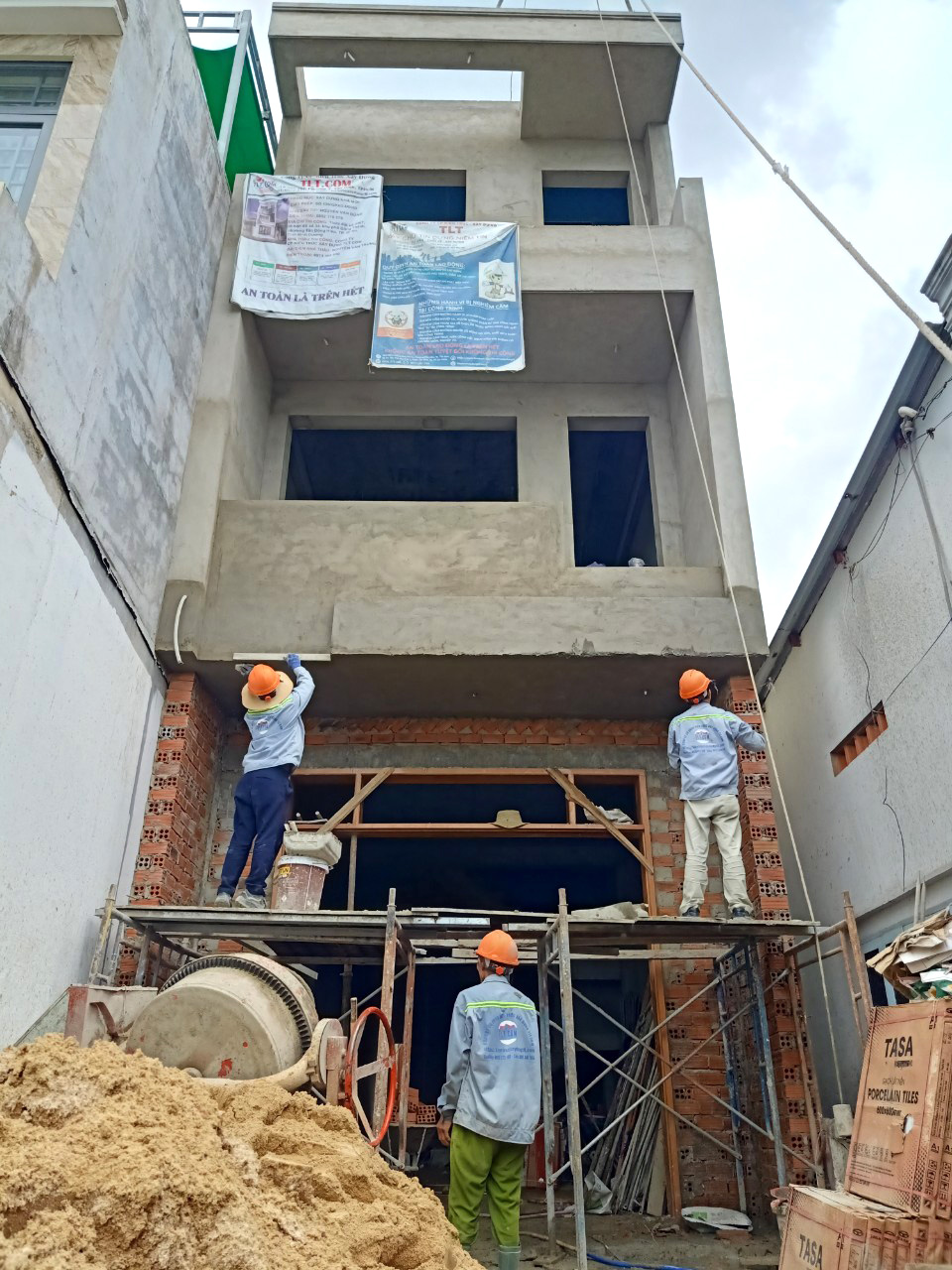 Thi c&ocirc;ng phần ngo&agrave;i của căn nh&agrave; 