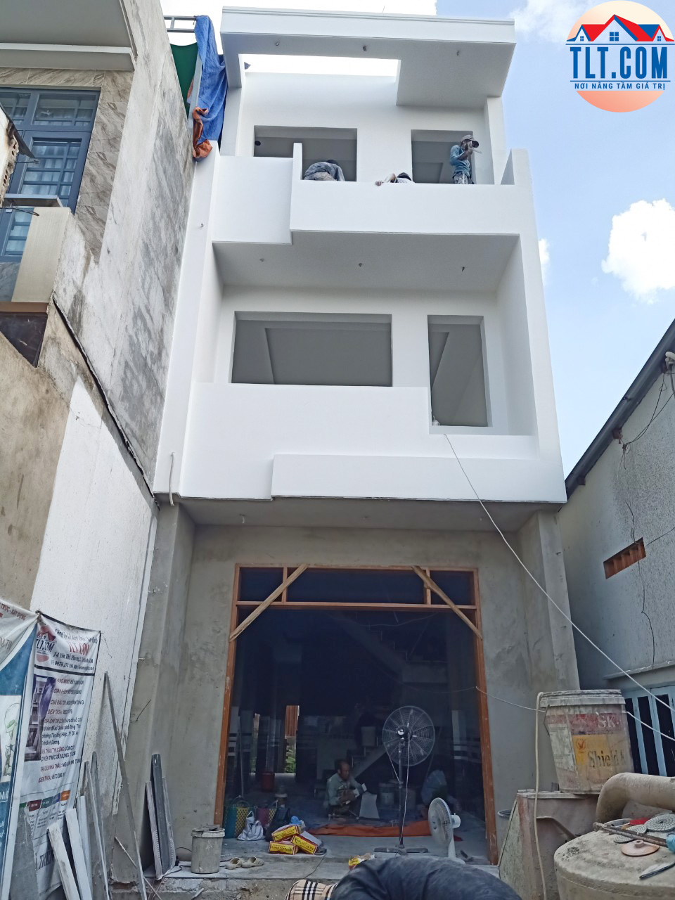 Thi c&ocirc;ng sơn nước mặt tiền 
