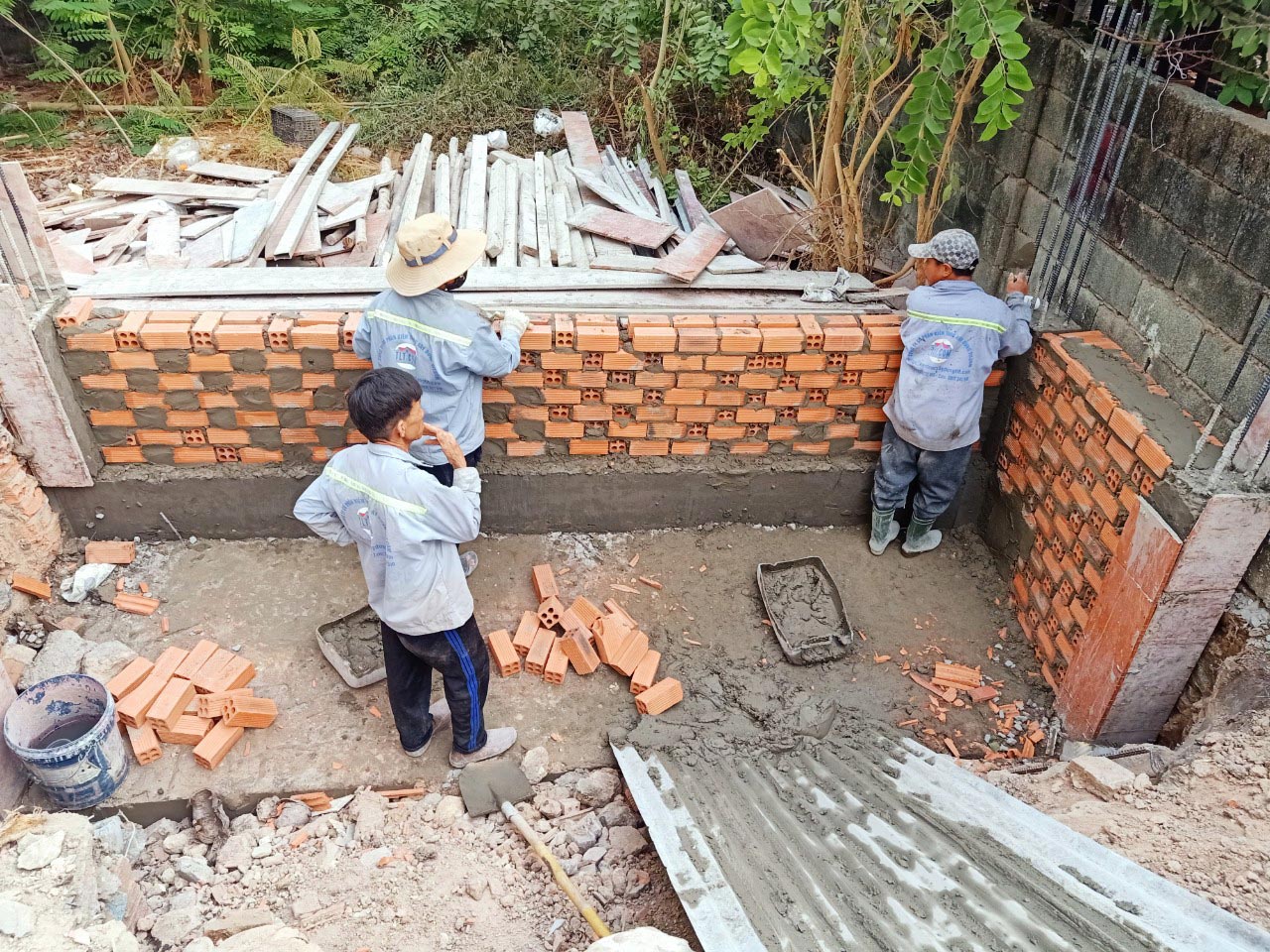 X&acirc;y nh&agrave; 1 trệt 2 lầu tại Dĩ An
