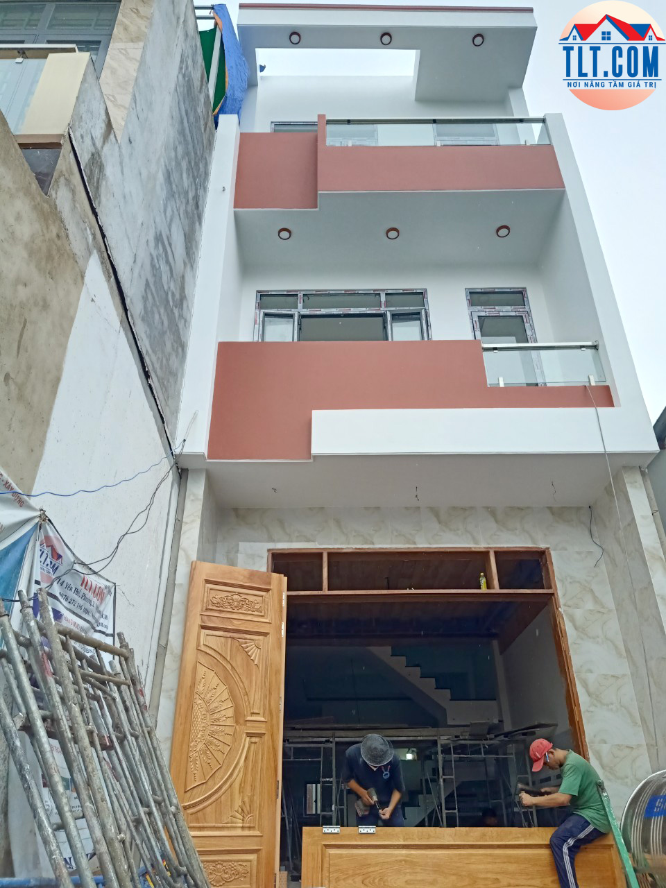 Thi c&ocirc;ng lắt đặt hệ thống cửa 