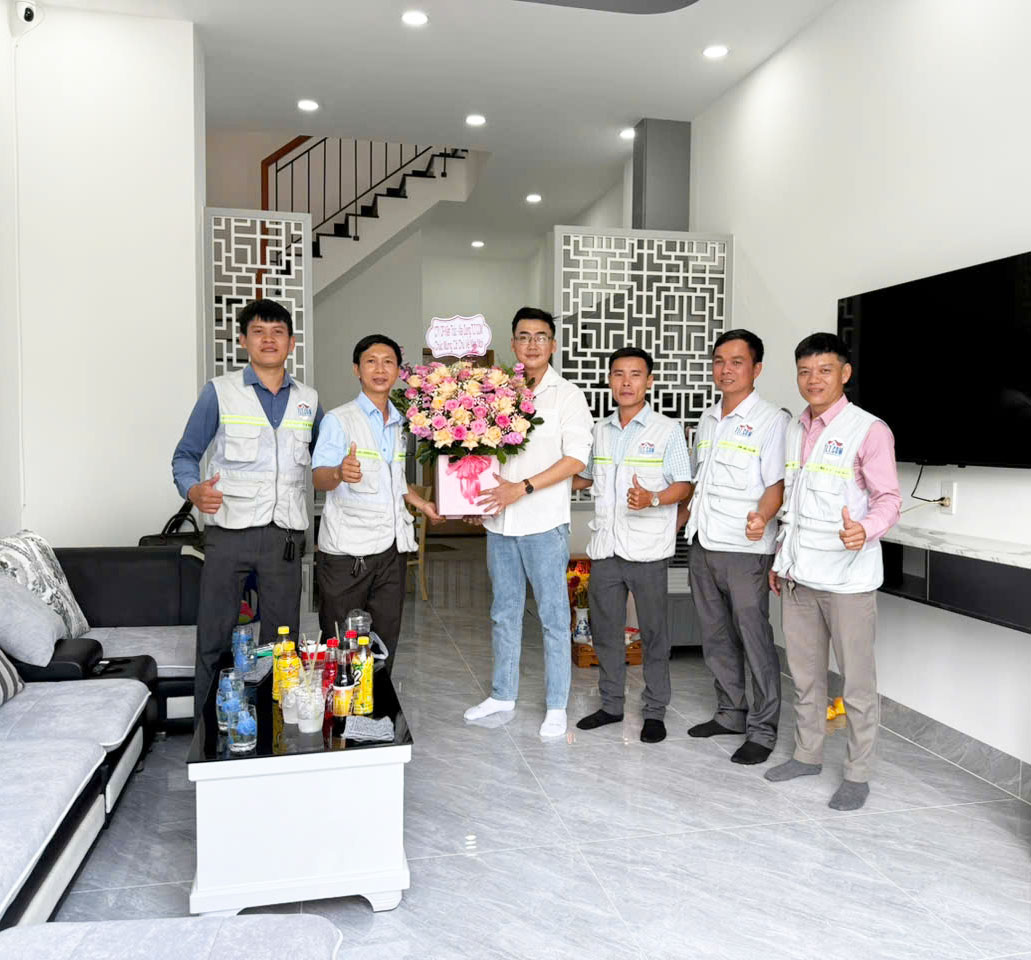B&agrave;n giao nh&agrave; anh Huy