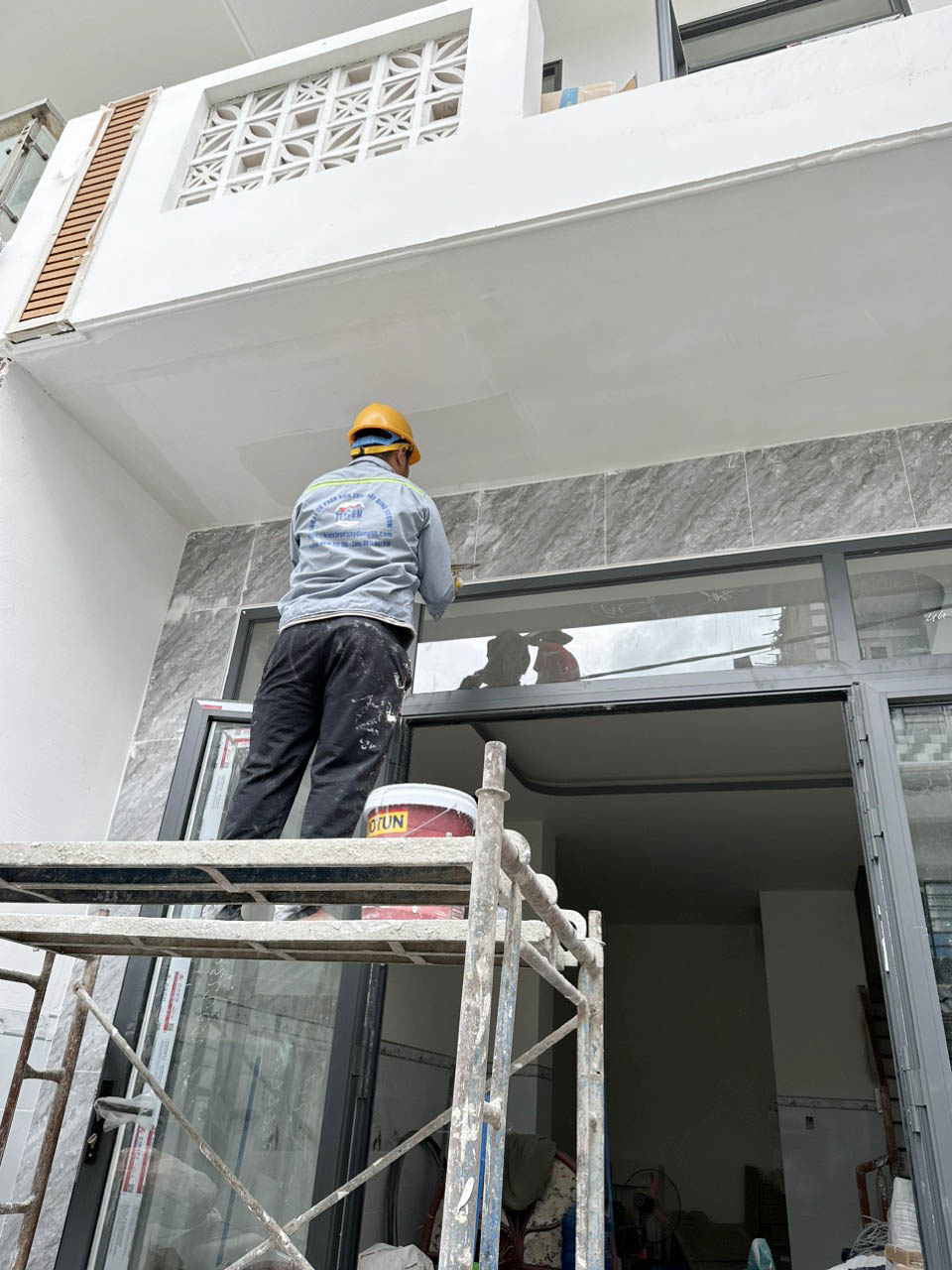 Thi c&ocirc;ng ho&agrave;n thiện phần mặt tiền căn nh&agrave;
