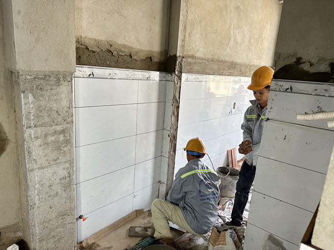 Thi c&ocirc;ng ốp l&aacute;t gạch tường nh&agrave; 
