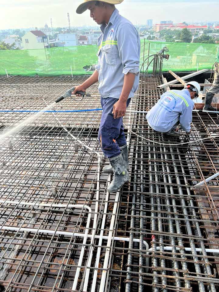 Vệ sinh mặt s&agrave;n trước khi tiến h&agrave;nh đổ b&ecirc; t&ocirc;ng s&agrave;n 