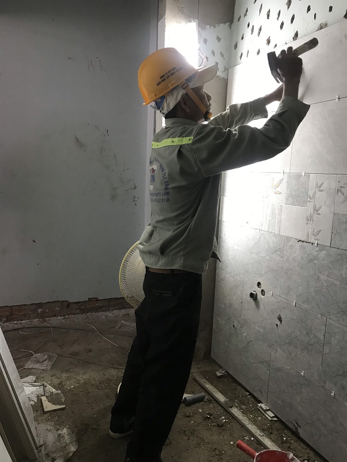 C&ocirc;ng t&aacute;c ốp l&aacute;t gạch tường v&agrave; nền nh&agrave; 