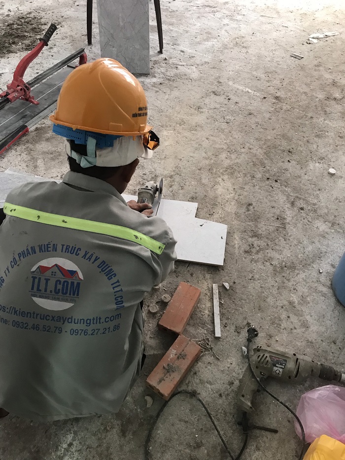 Cắt gạch theo bản vẽ thiết kế cho c&ocirc;ng đoạn ốp l&aacute;t