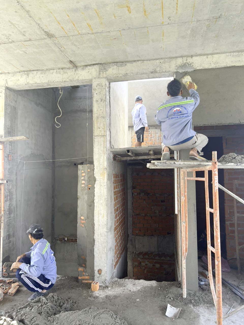 Thợ thi công công trình hoàn thiện nhà