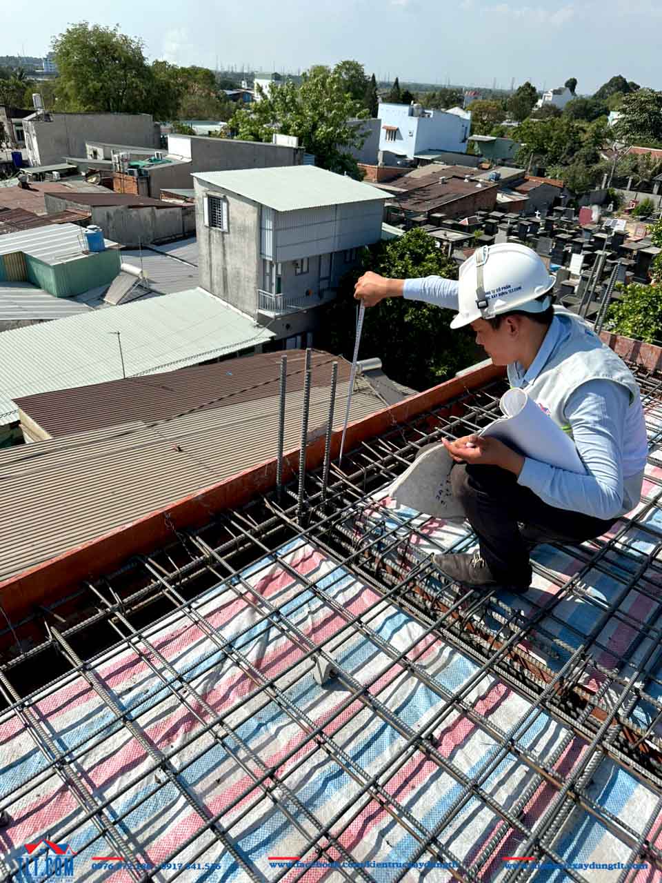 Kỹ sư tiến h&agrave;nh nghiệm thu sắt