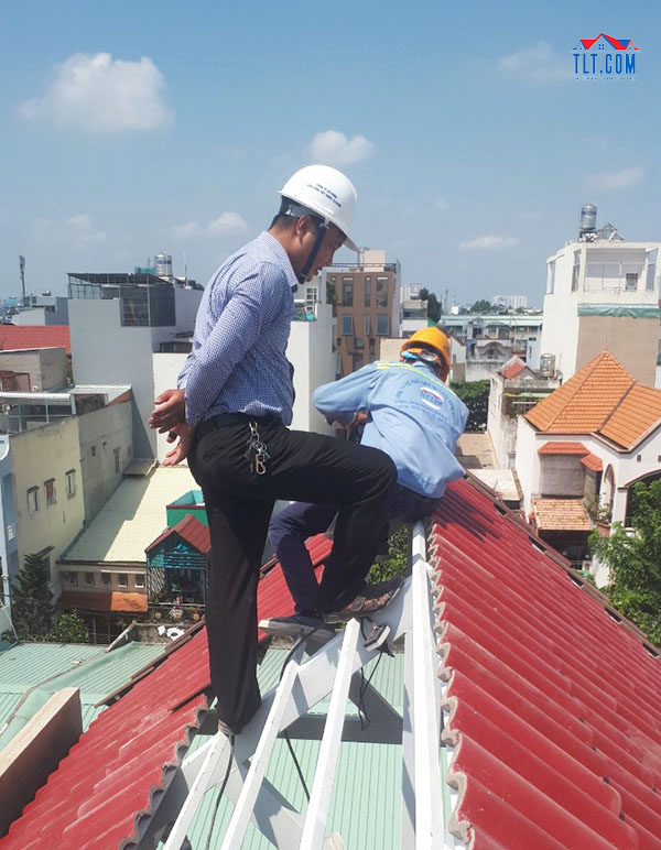 Thi c&ocirc;ng lợp m&aacute;i nh&agrave;