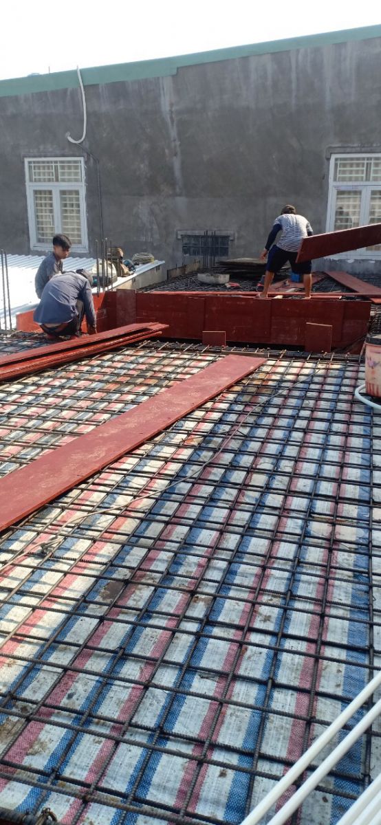 Đ&oacute;ng cốp pha v&agrave; đan sắt s&agrave;n.