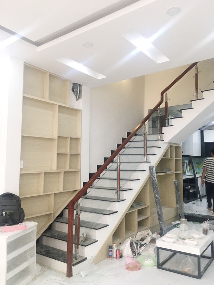 Chuẩn bị ho&agrave;n thiện cầu thang