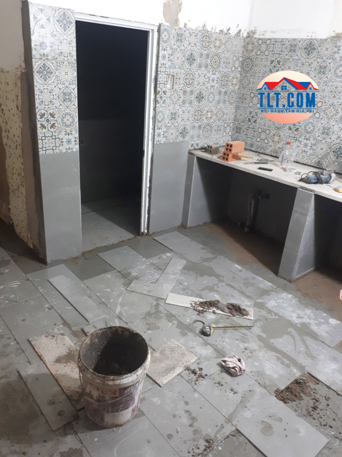 Thi c&ocirc;ng ốp gạch nền v&agrave; l&agrave;m bếp cho ng&ocirc;i nh&agrave;