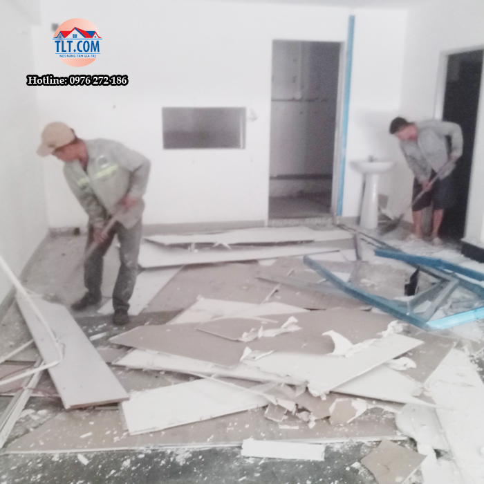 Thi c&ocirc;ng th&aacute;o dỡ la ph&ocirc;ng v&agrave; v&aacute;ch ngăn
