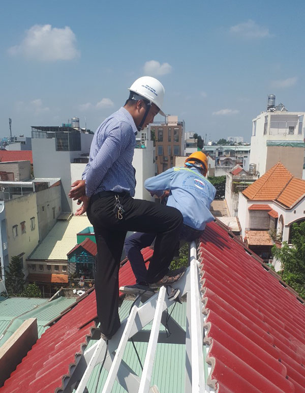 Kỹ sư kiểm tra thi c&ocirc;ng lợp m&aacute;i ng&oacute;i
