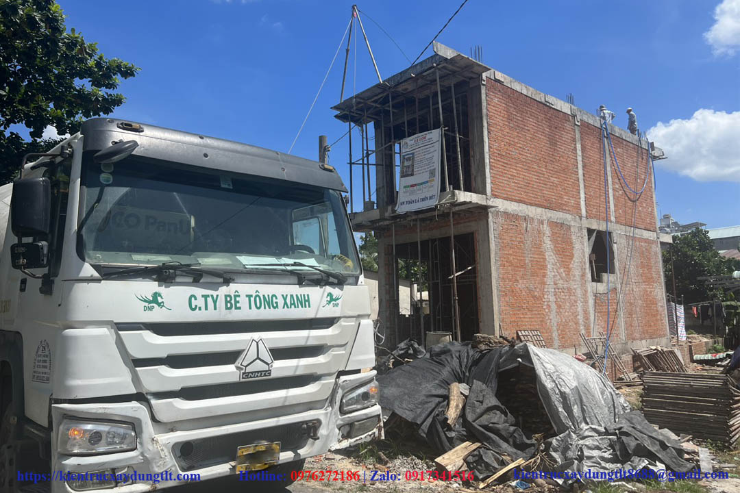 Thi c&ocirc;ng x&acirc;y dựng nh&agrave; Đồng Th&aacute;p