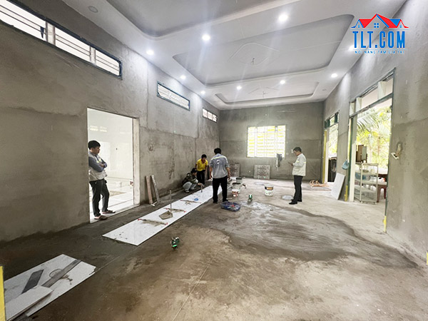 Tiến h&agrave;nh thi c&ocirc;ng s&agrave;n&nbsp;