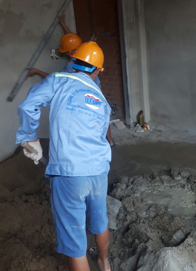 Đội ngũ thợ tiến h&agrave;nh thi c&ocirc;ng ngăn lại ph&ograve;ng v&agrave; c&aacute;n lại nền