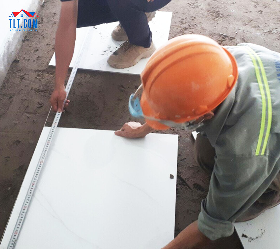 l&oacute;t gạch tại c&ocirc;ng tr&igrave;nh