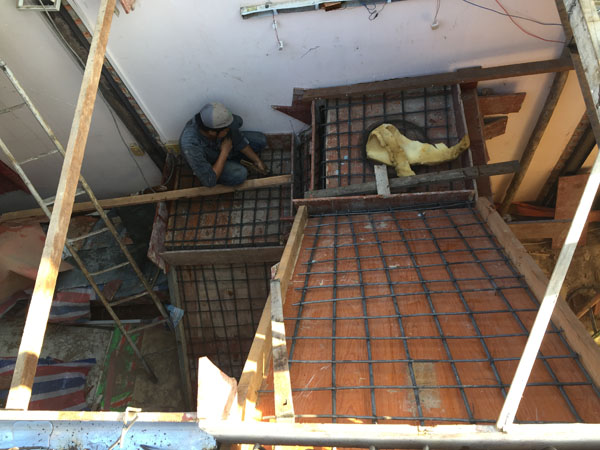 Tiến h&agrave;nh đ&oacute;ng lại cầu thang mới