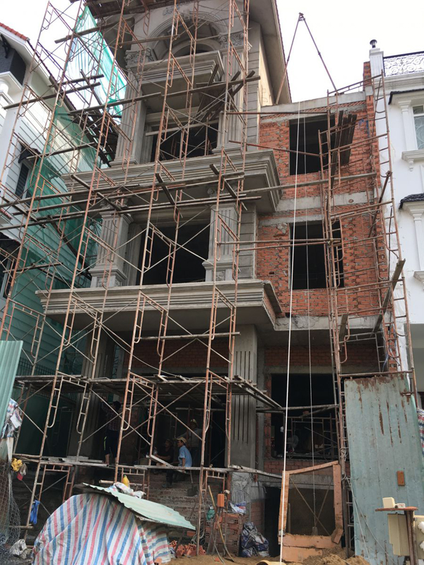 Thi c&ocirc;ng phần th&ocirc; căn nh&agrave; phố