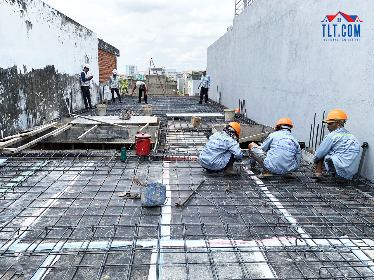 Nh&acirc;n c&ocirc;ng đang đan sắt để đổ b&ecirc; t&ocirc;ng
