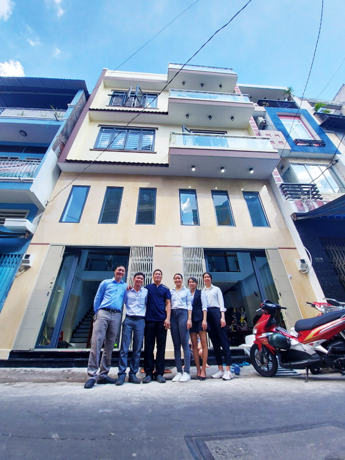 Công ty đến thăm gia đình sau 1 tháng bàn giao thi công xây nhà 1 trệt 3 lầu anh Dũng 