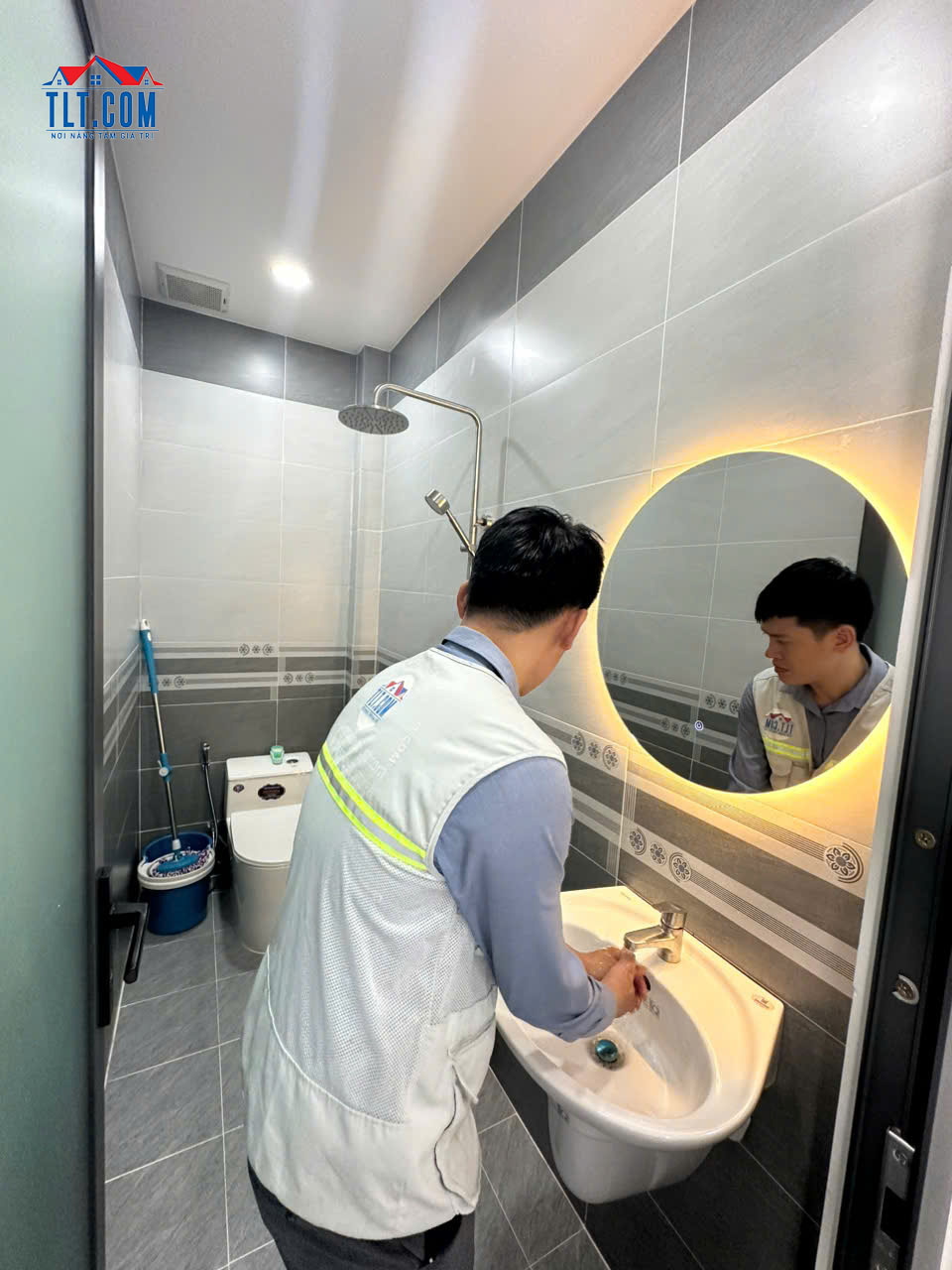 thi c&ocirc;ng ho&agrave;n thiện khu vực nh&agrave; vệ sinh