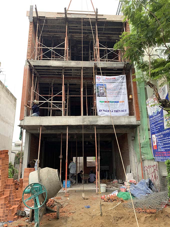 Thi c&ocirc;ng x&acirc;y dựng phần th&ocirc; nh&agrave; phố 4 tầng tại TPHCM