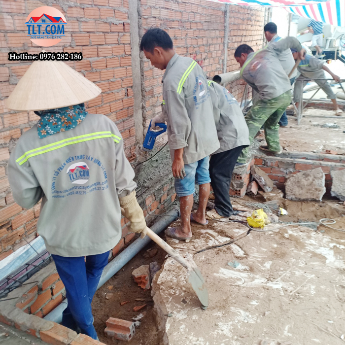 Đội ngũ thợ tiến h&agrave;nh thi c&ocirc;ng phần m&oacute;ng nh&agrave; tại Quận 2