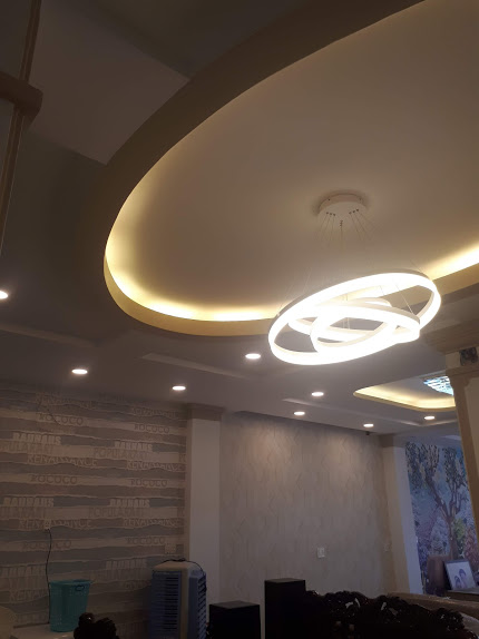 Ph&ograve;ng kh&aacute;ch sau khi đ&oacute;ng lại thạch cao v&agrave; lắp điện mới