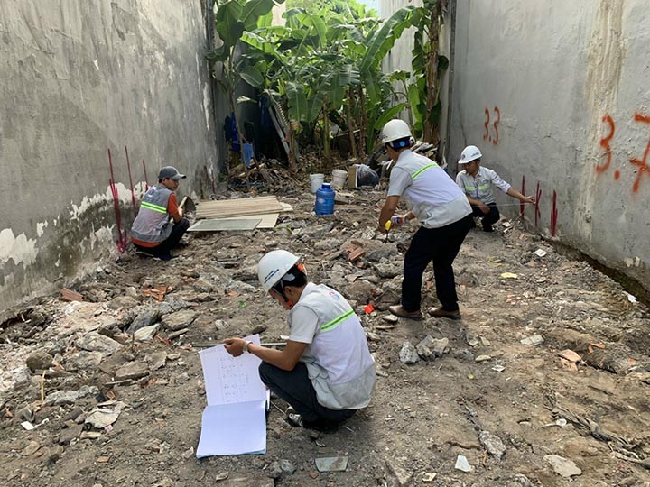 Đội ngũ kỹ sư tiến h&agrave;nh đo đạc v&agrave; định vị tim cọc