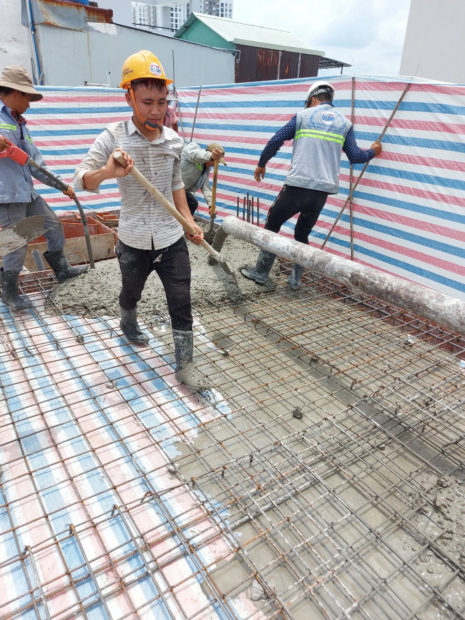 Đổ b&ecirc; t&ocirc;ng s&agrave;n nh&agrave; 