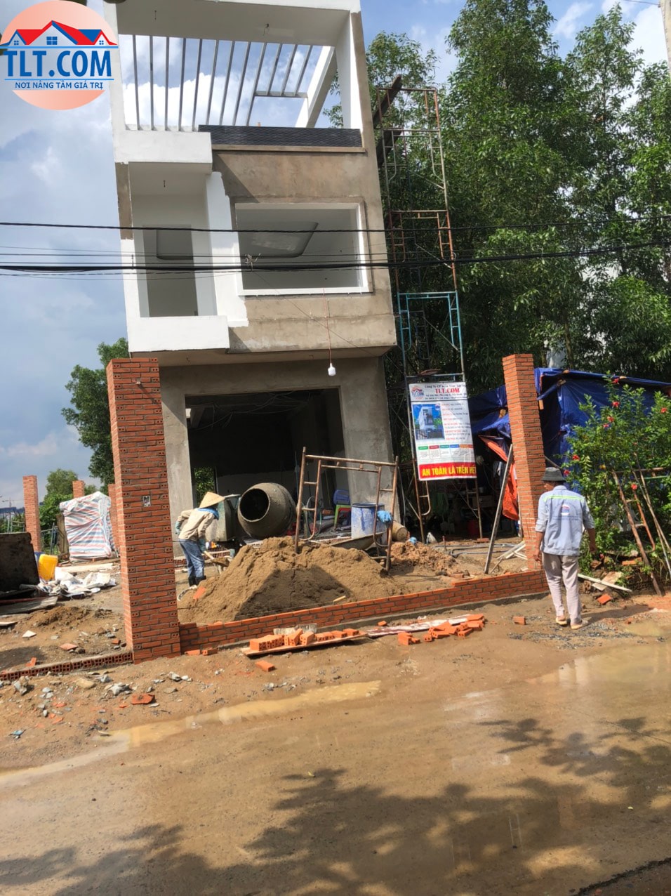 Thi c&ocirc;ng x&acirc;y dựng phần th&ocirc; căn nh&agrave; 