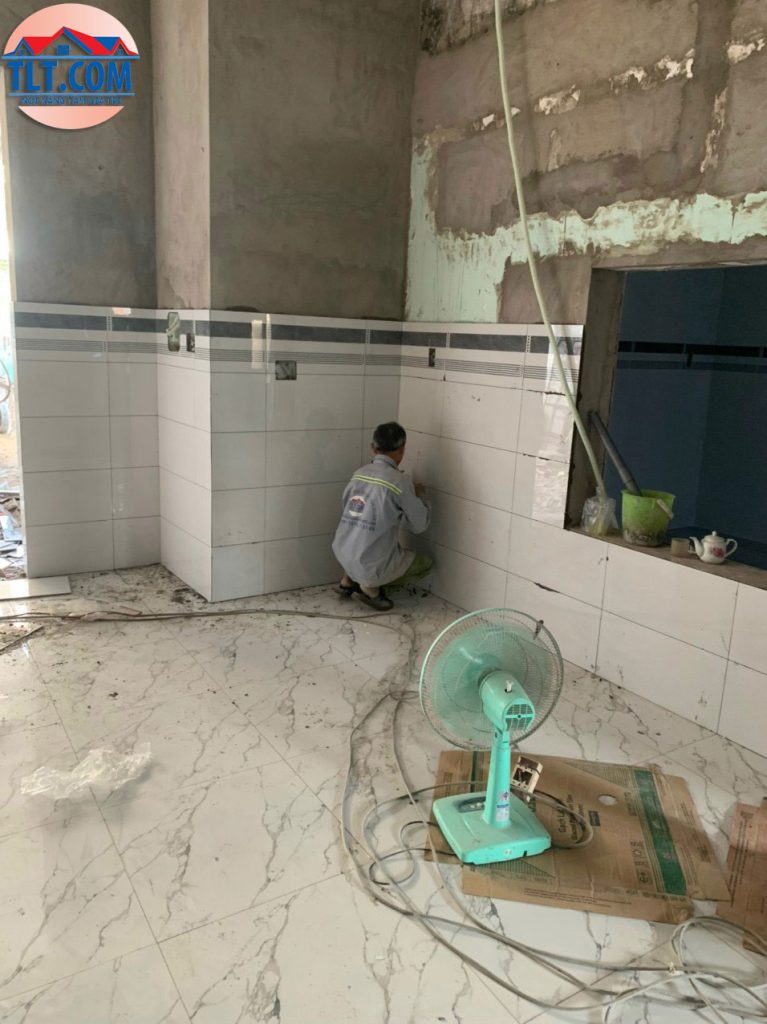 Tiến h&agrave;nh c&ocirc;ng đoạn ốp l&aacute;t gạch tường nh&agrave; 