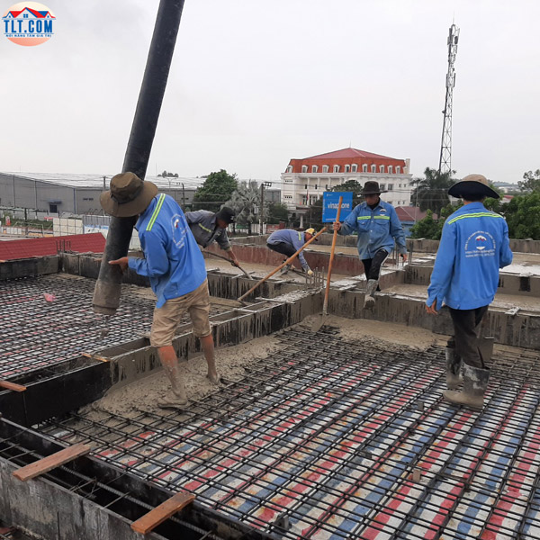 C&ocirc;ng nh&acirc;n TLT đang thi c&ocirc;ng x&acirc;y nh&agrave; phần th&ocirc; B&igrave;nh Dương