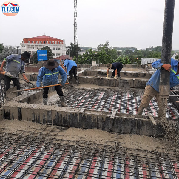 X&acirc;y nh&agrave; phần th&ocirc; v&agrave; nh&acirc;n c&ocirc;ng ho&agrave;n thiện